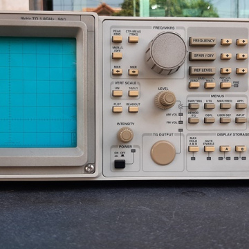 รหัส SINS016 2711 Tektronix  5kHz-1.8Ghz SPECTRUM ANALYZER TRACKING GEN. AM/FM RECEIVER