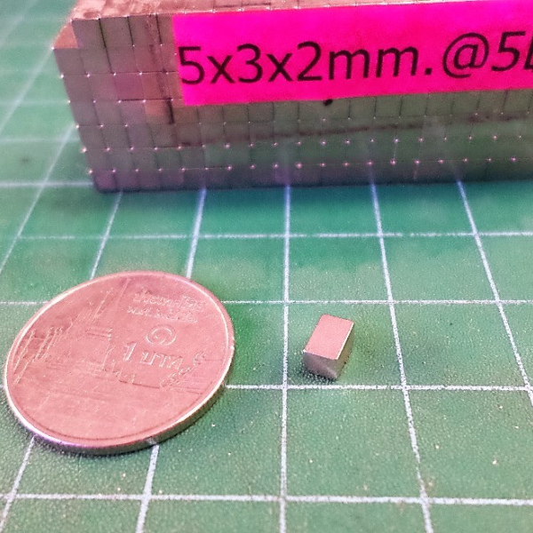 รหัส SMT017 แม่เหล็กแรงสูง รีโอไดเมียม ทรงสีเหลี่ยมลูกเต๋า ขนาด กว้าง 5mm.x ยาว 3mm. x หนา 2mm. คลิกดูรายละเอียด>>>